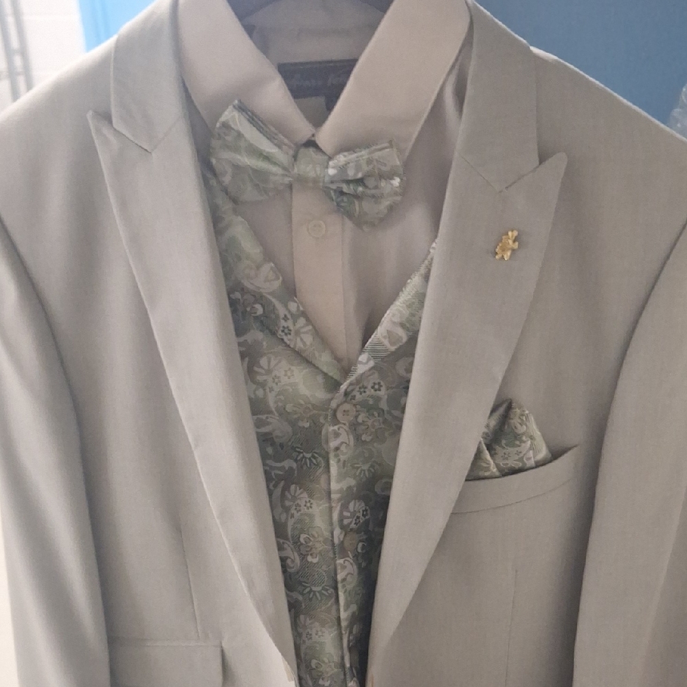 Light Green Men's Suit Jacket with Paisley Vest & Bow Tie